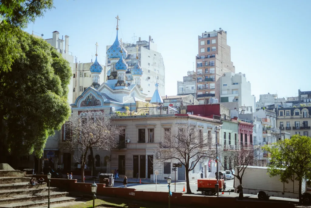 Modré cibulovité kupole pravoslavného chrámu Nejsvětější Trojice mezi domy v Buenos Aires