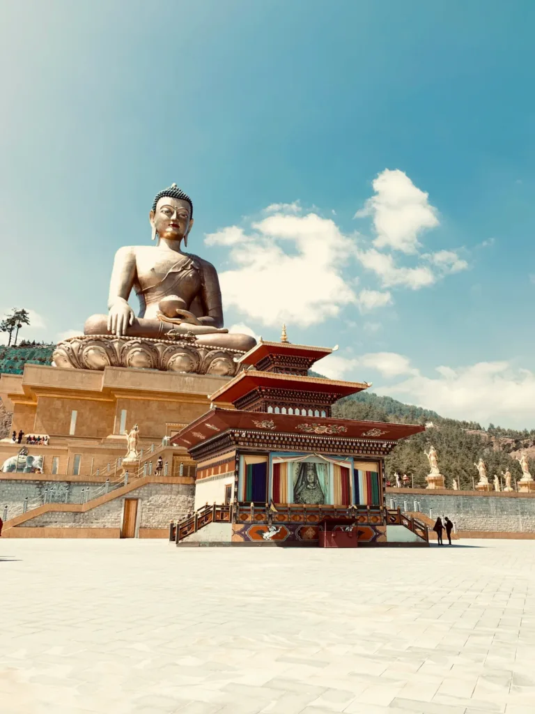 Obrovská socha sedícího Buddhy nad chrámovým komplexem Buddha Dordenma v bhútánském Thimphú