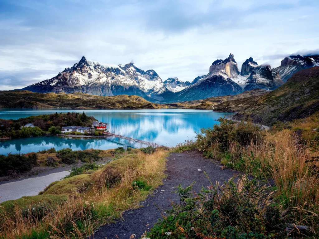 Tyrkysové jezero Pehoé s horskými štíty Cuernos del Paine v národním parku Torres del Paine