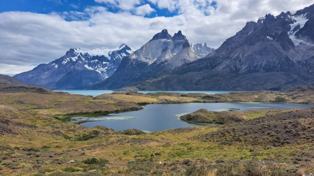 Tyrkysové jezero a malé laguny v horské krajině národního parku Torres del Paine