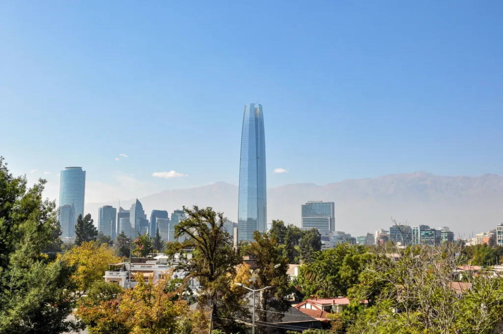 Pohled na centrum Santiaga de Chile s věží Gran Torre Santiago a Andami v pozadí
