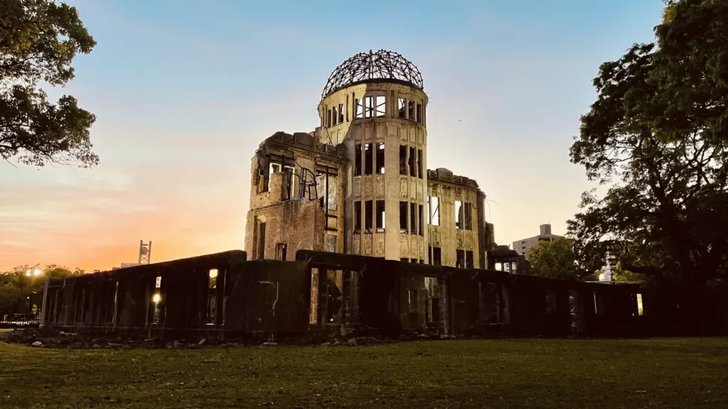 Kopule Atomového dómu v Hirošimě při západu slunce