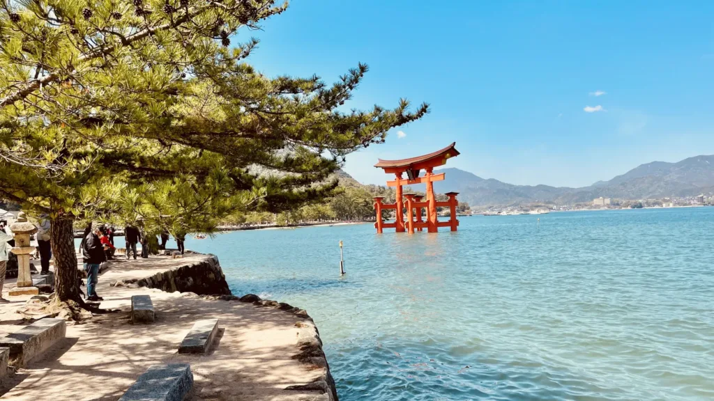 Červená brána torii svatyně Icukušima stojící v moři u ostrova Mijadžima v Japonsku