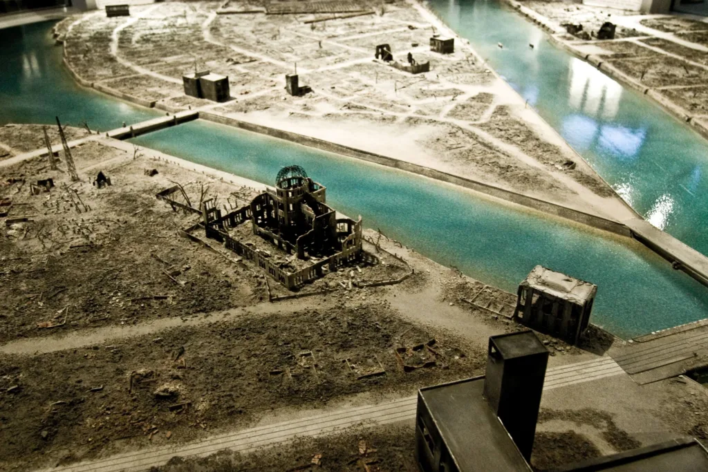 Detailní model poničené Hirošimy s torzem budovy Atomového dómu u řeky.