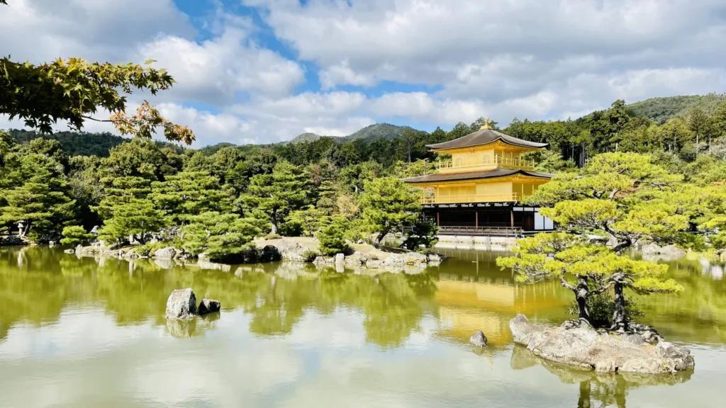 Zlatý pavilon Kinkaku-ji obklopený zahradou a jezírkem v Kjótu