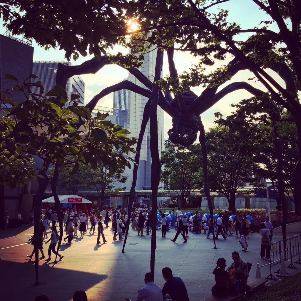 Velká pavoučí socha Maman od Louise Bourgeois nad návštěvníky v areálu Roppongi Hills v Tokiu.