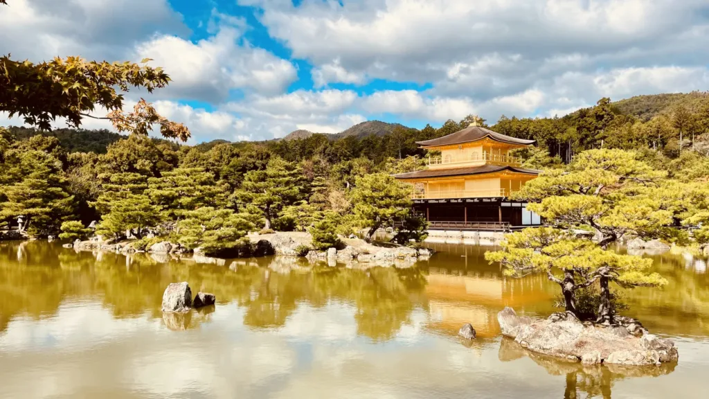 Zlatý pavilon Kinkaku-dži obklopený japonskou zahradou u jezírka v Kjótu