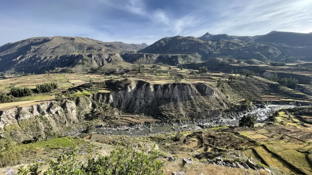 Zemědělské terasy a skalnaté svahy kaňonu Colca v peruánských Andách