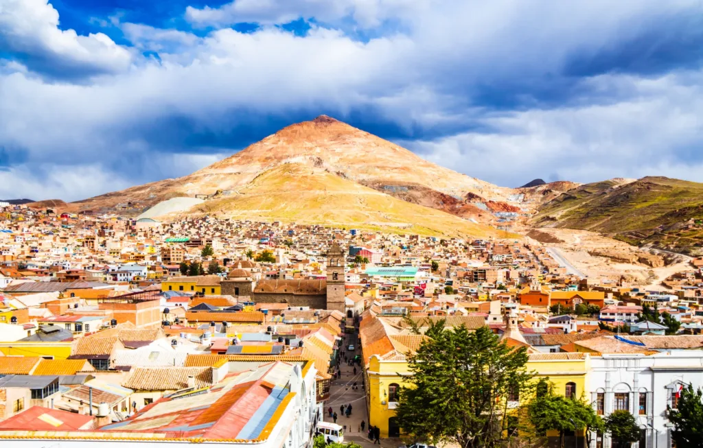 Pohled na barevné domy města Potosí v Bolívii pod výraznou horou Cerro Rico.