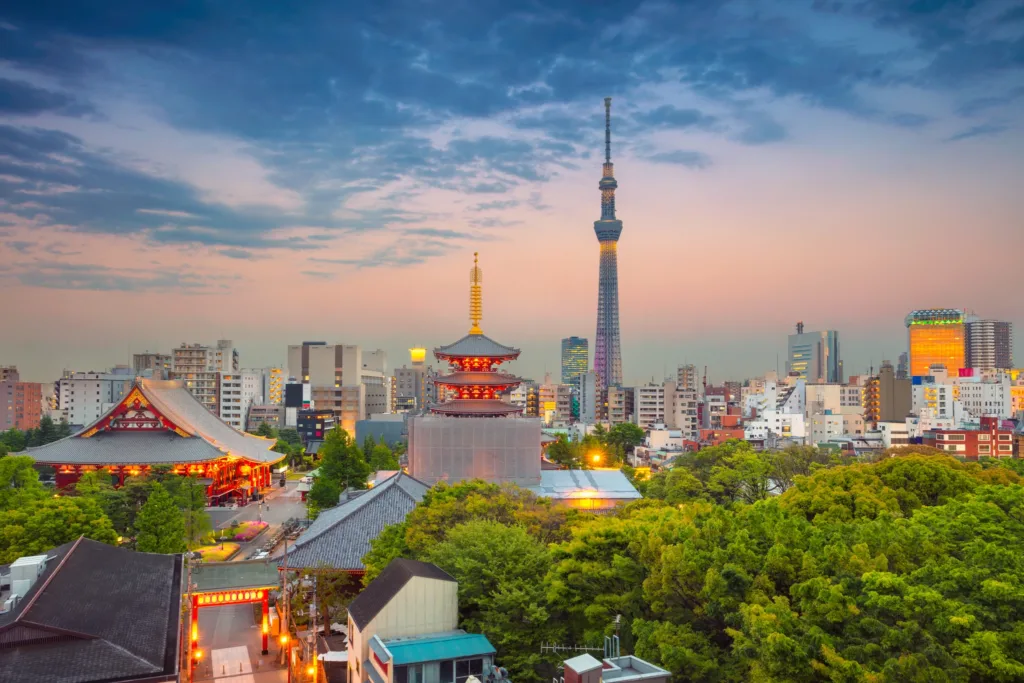Večerní pohled na chrám Sensó-dži ve čtvrti Asakusa a věž Tokyo Skytree v Tokiu.