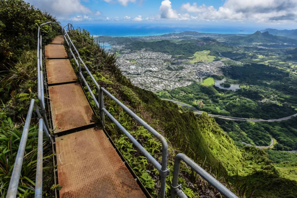 Horská stezka s výhledem na Honolulu na ostrově Oʻahu.