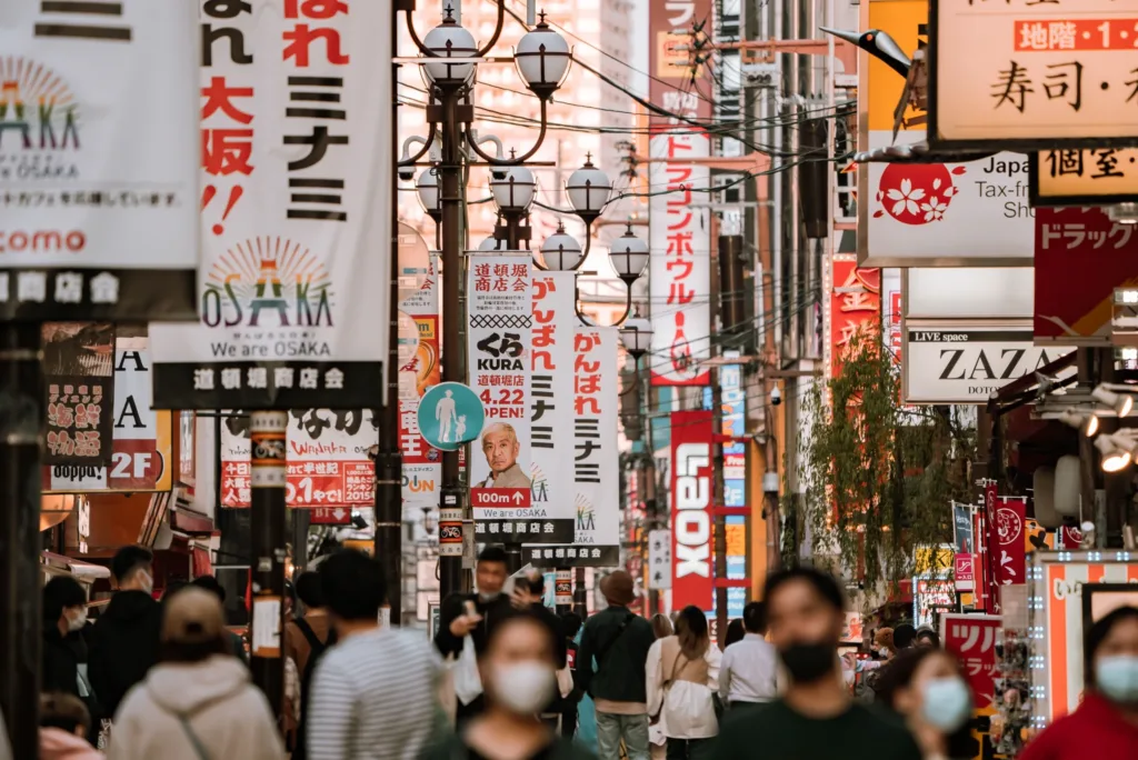 Ulice plné neonů a reklam. To je Osaka.
