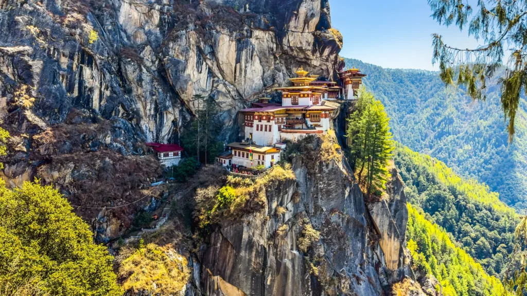 Buddhistický klášter Tygří hnízdo na skalním útesu nad zalesněným údolím