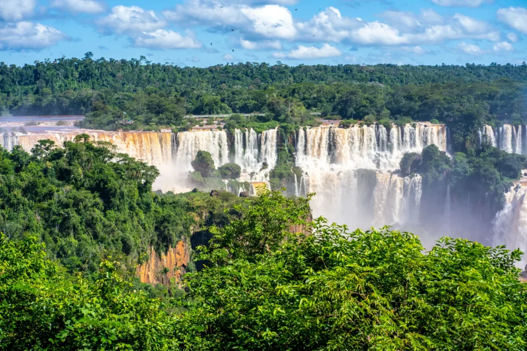 Rozsáhlé vodopády Iguazú obklopené hustým tropickým pralesem