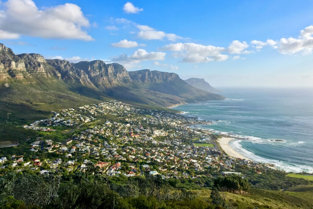 Pohled na zástavbu Camps Bay, písečnou pláž a Atlantský oceán pod skalnatými svahy pohoří Twelve Apostles.