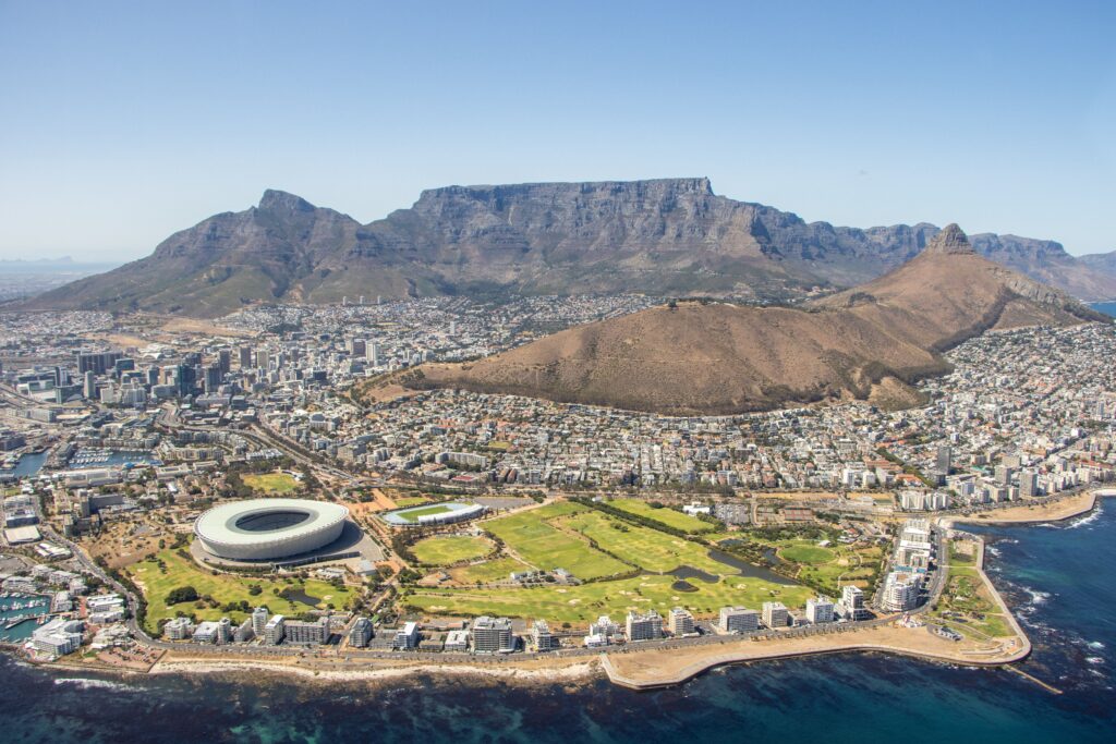 Letecký pohled na Kapské Město, stadion Cape Town Stadium a Stolovou horu v pozadí