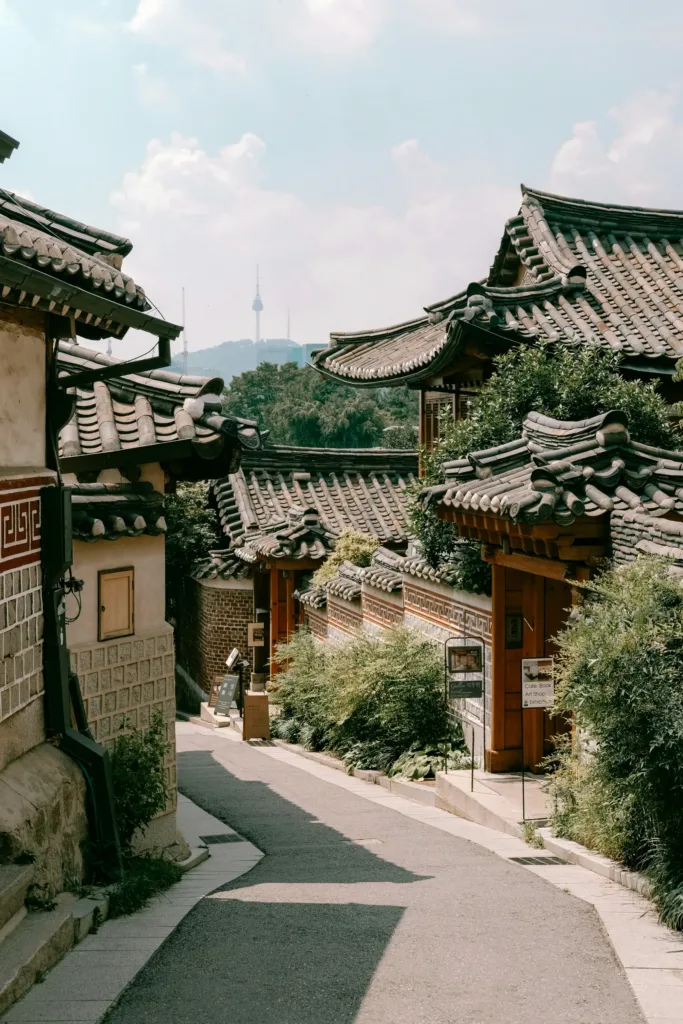 Úzká ulička mezi tradičními korejskými domy hanok v historické čtvrti Bukchon v Soulu
