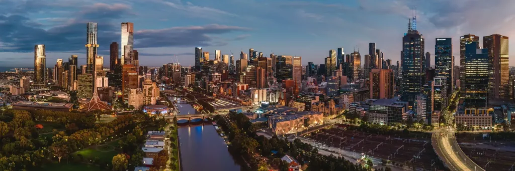 Panorama centra Melbourne s mrakodrapy podél řeky Yarra při soumraku
